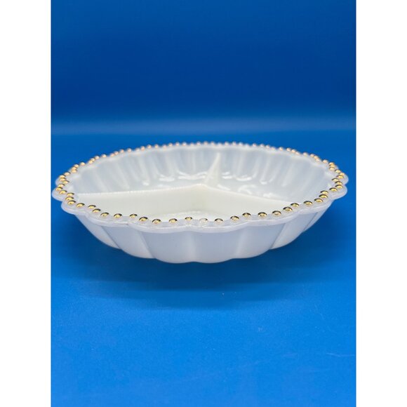 Elegant White Gold Trimmed Decorative Serving Platter With Scalloped Edge - Picture 4 of 5